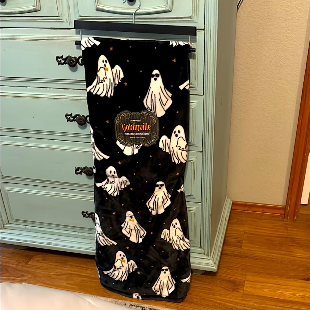 Berkshire Black Ghost Print Plush Throw Blanket